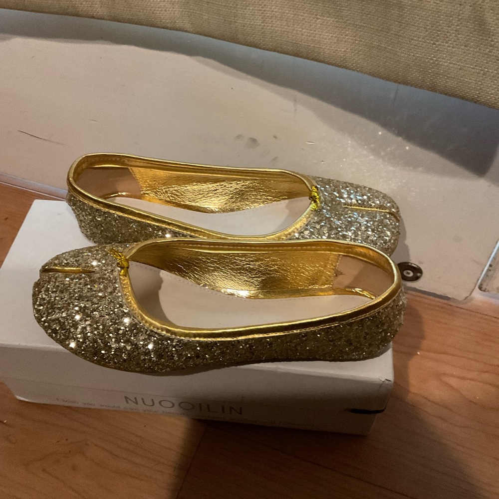 Tabi Elegant Gold Flats with Glittering Embellishments